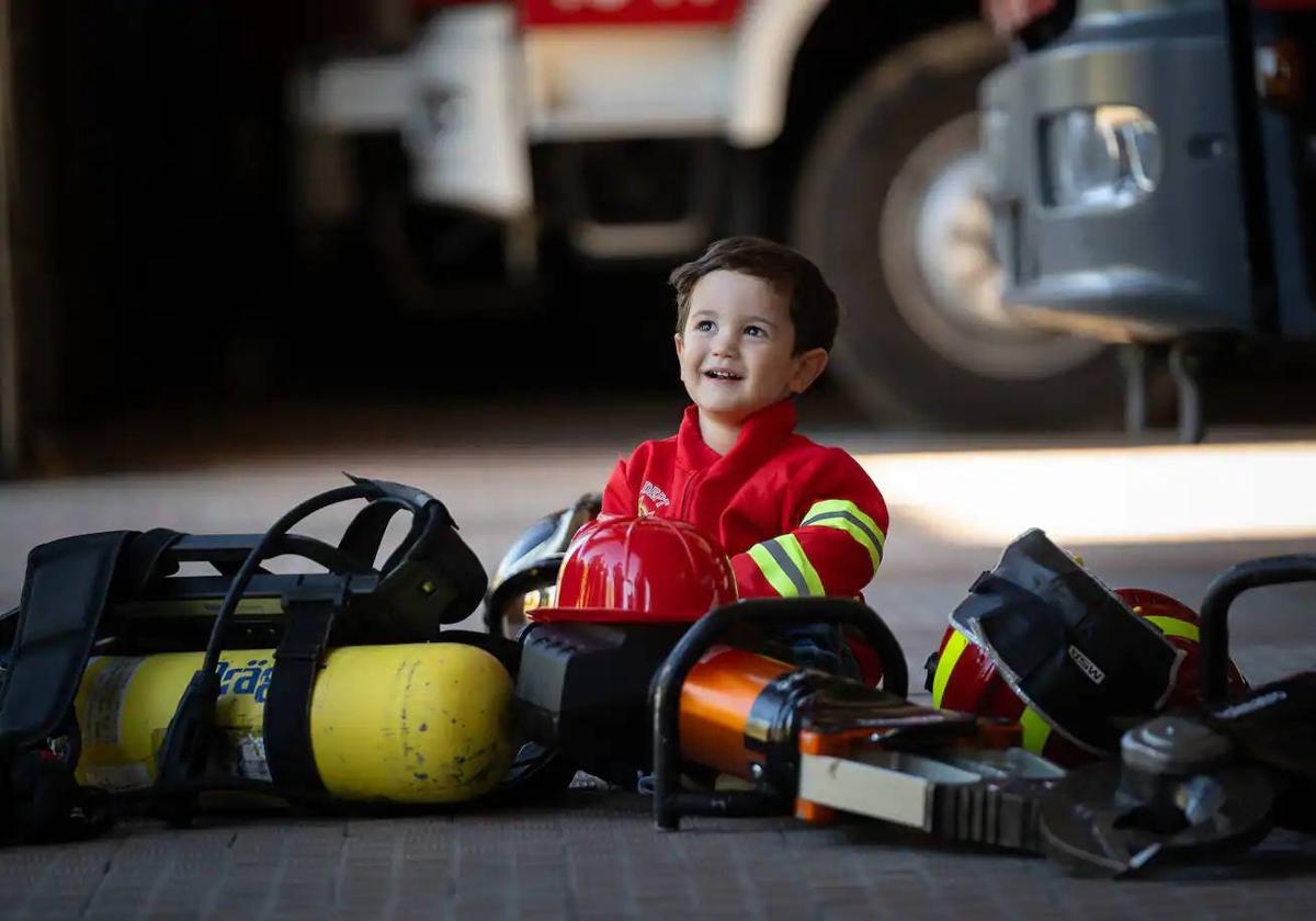 Darío con los bomberos de León.