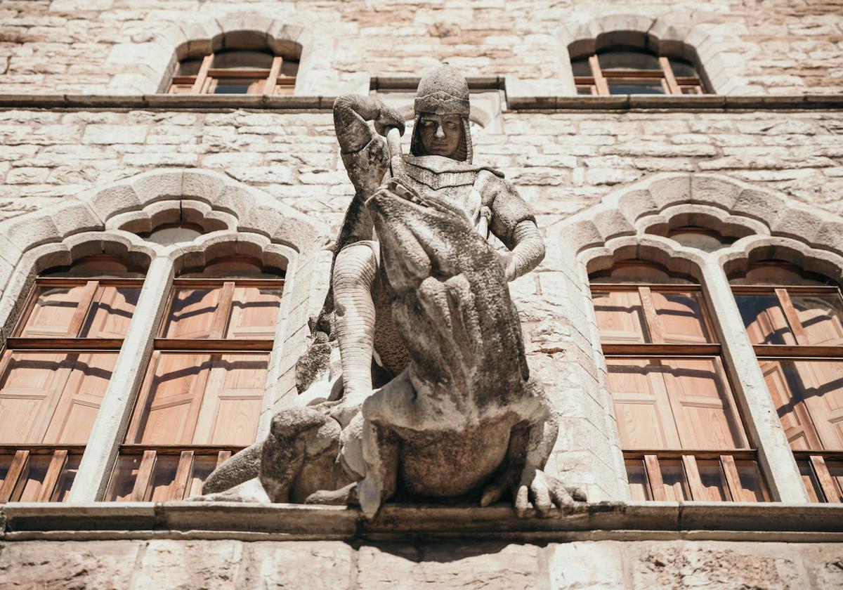 El Museo Casa Botines celebra San Jorge con una lectura colectiva de 'La leyenda dorada'