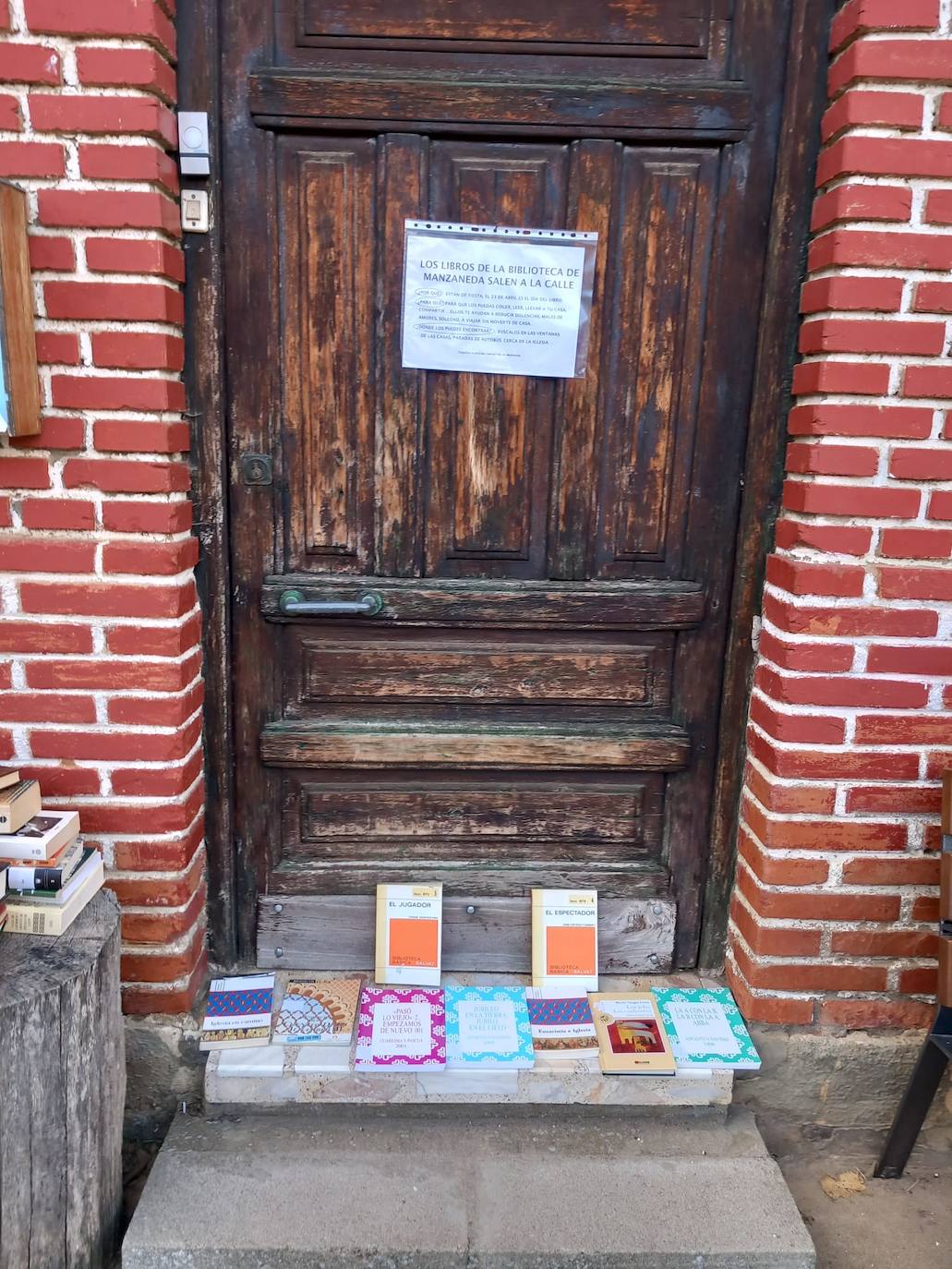 Las calles de Manzaneda de Torío se llenan de libros