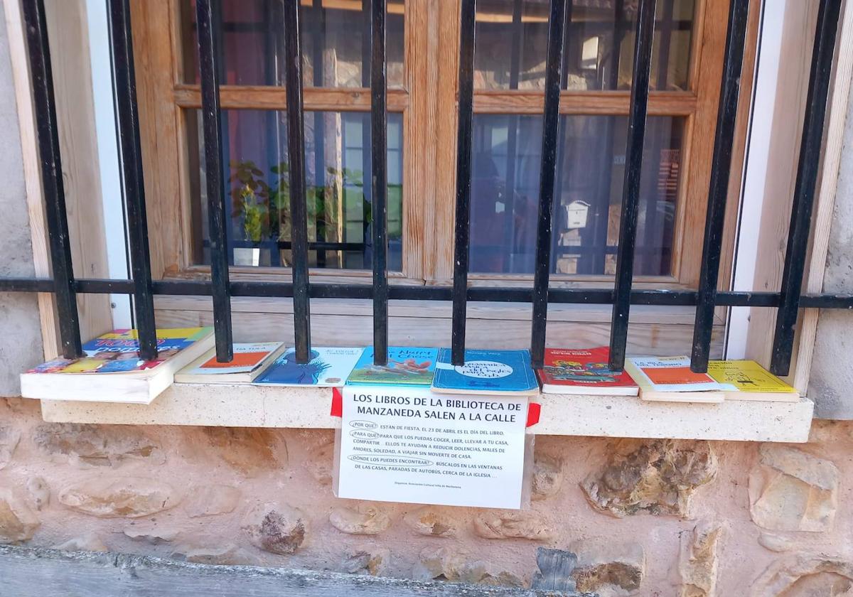 Ventana de una de las casas del pueblo con su expositor de libros.