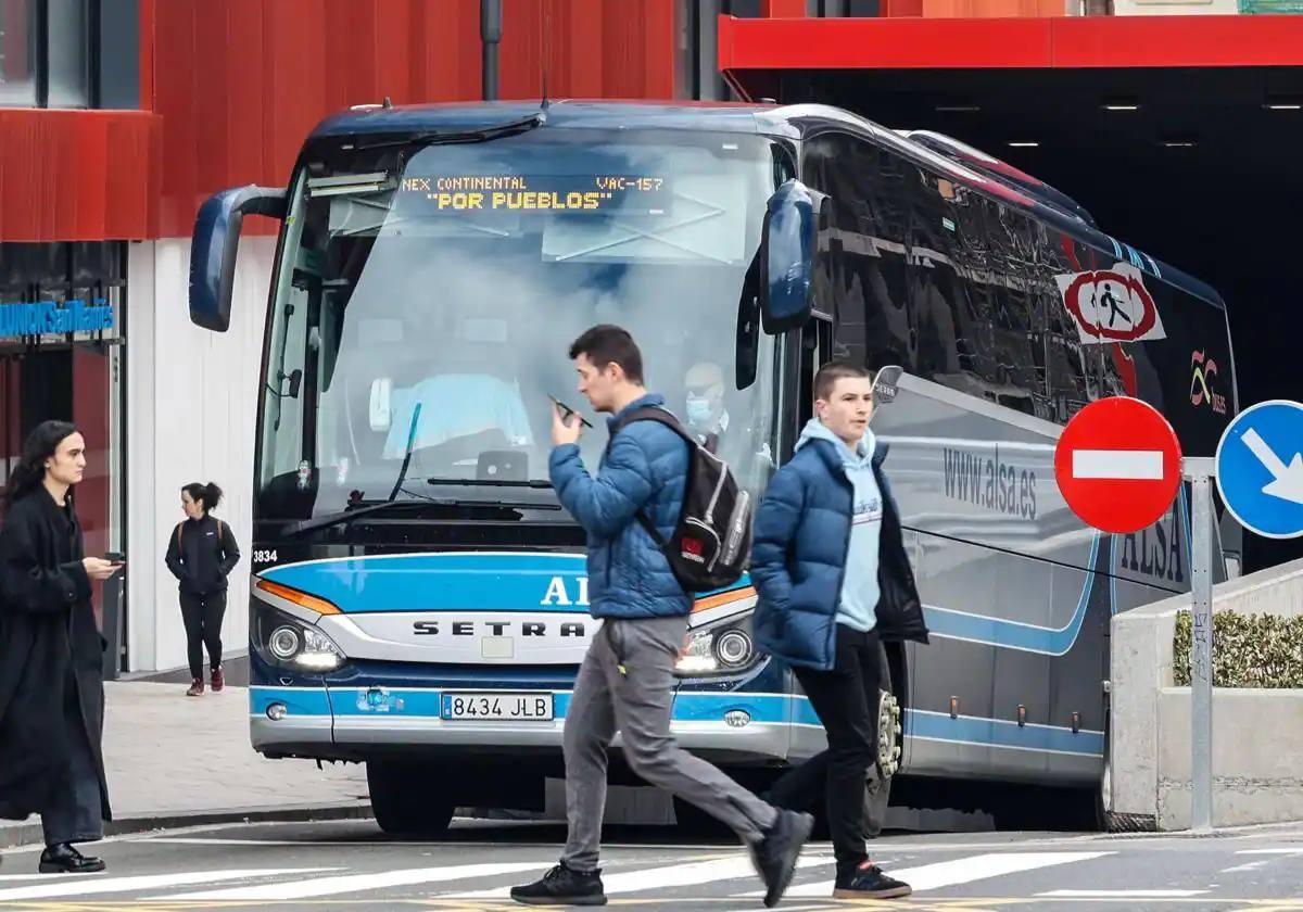 Autobús de Alsa en la carretera.