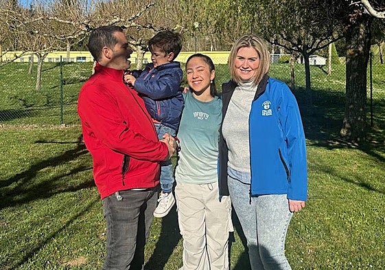 Darío junto a sus padres y su hermana mayor.