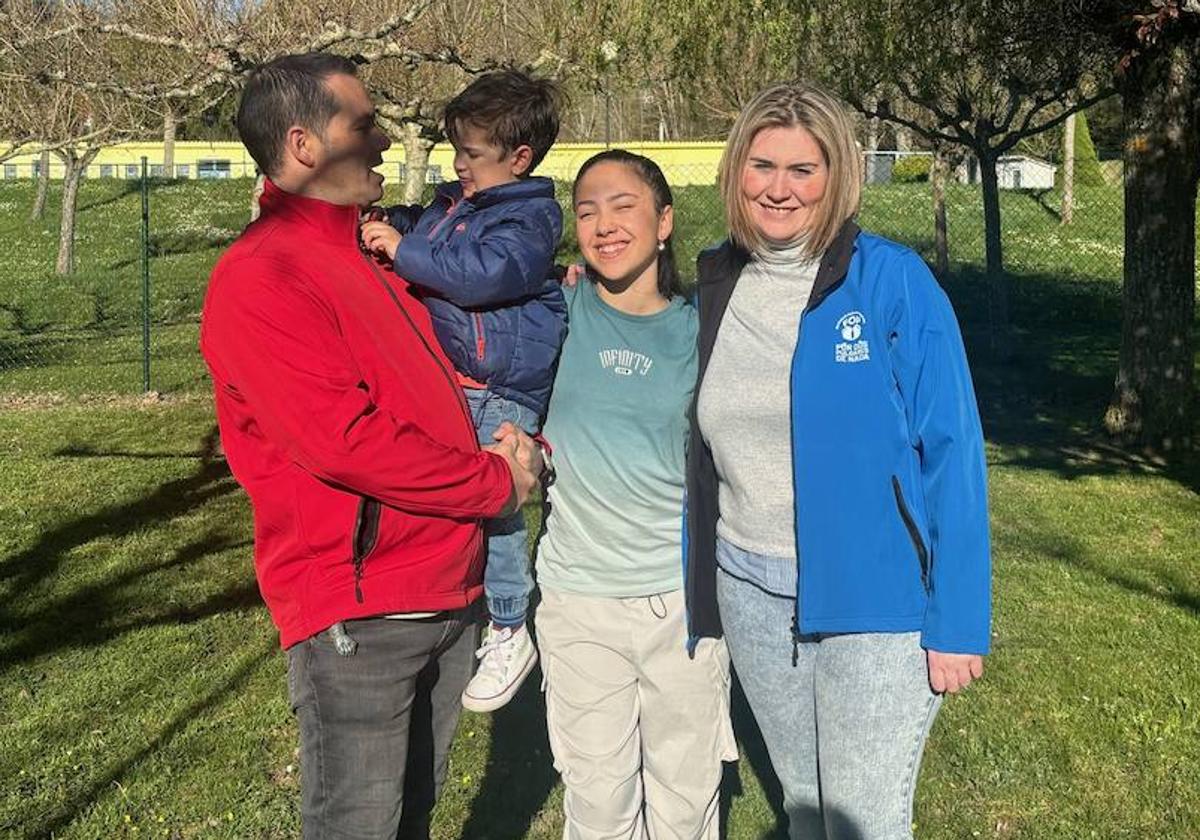 Darío junto a sus padres y su hermana mayor.