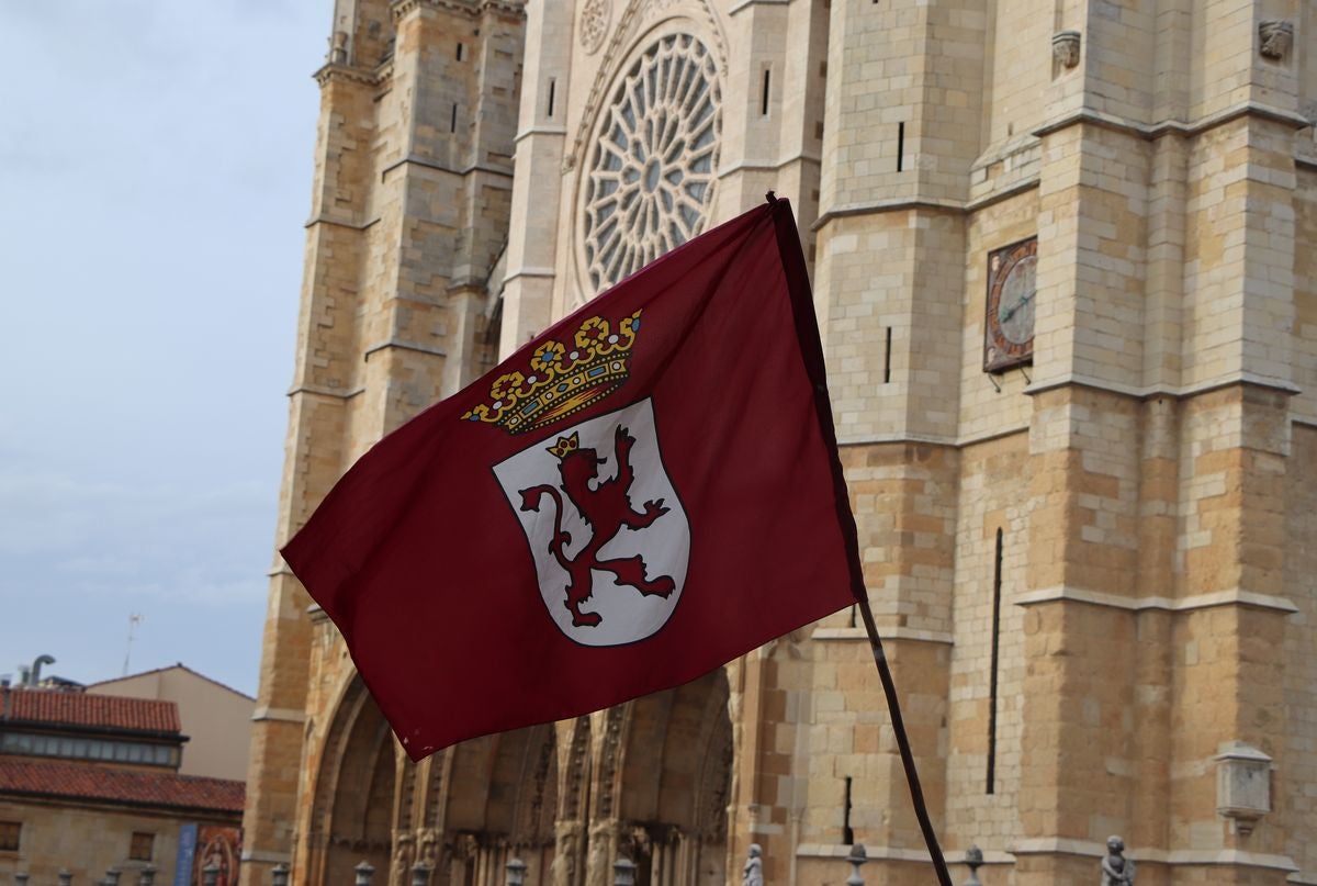 Homenaje a los Héroes Leoneses