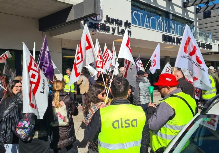 Concentración de trabajadores de Alsa en León.