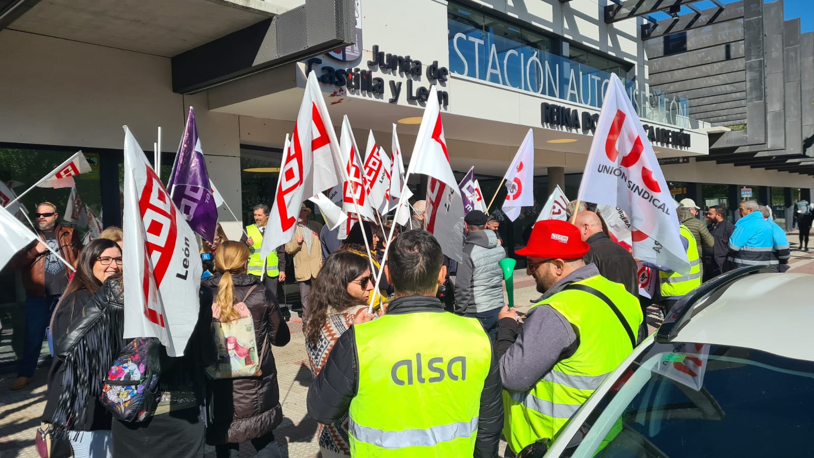 Concentración de los trabajadores de Alsa en León