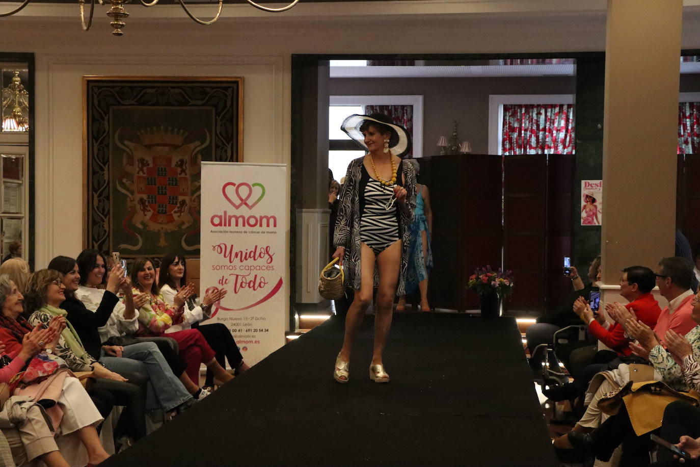 Desfile solidario de lencería y baño de Almom