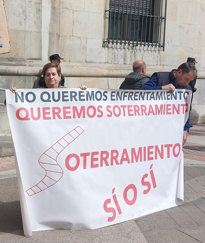 Imagen secundaria 2 - Concentración frente a la subdelegación del Gobierno.