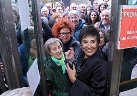 La escritora a las puertas del salón de actos junto a los leoneses que no pudieron entrar.