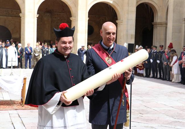 Entrega del foro u oferta en la ceremonia de Las Cabezadas.