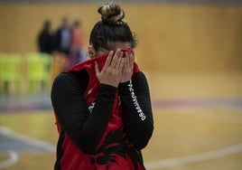 Florencia Niski, jugadora de BF León, desolada tras finalizar el partido por el ascenso.