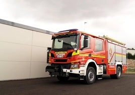 Camión de bomberos en el polígono industrial de Cistierna