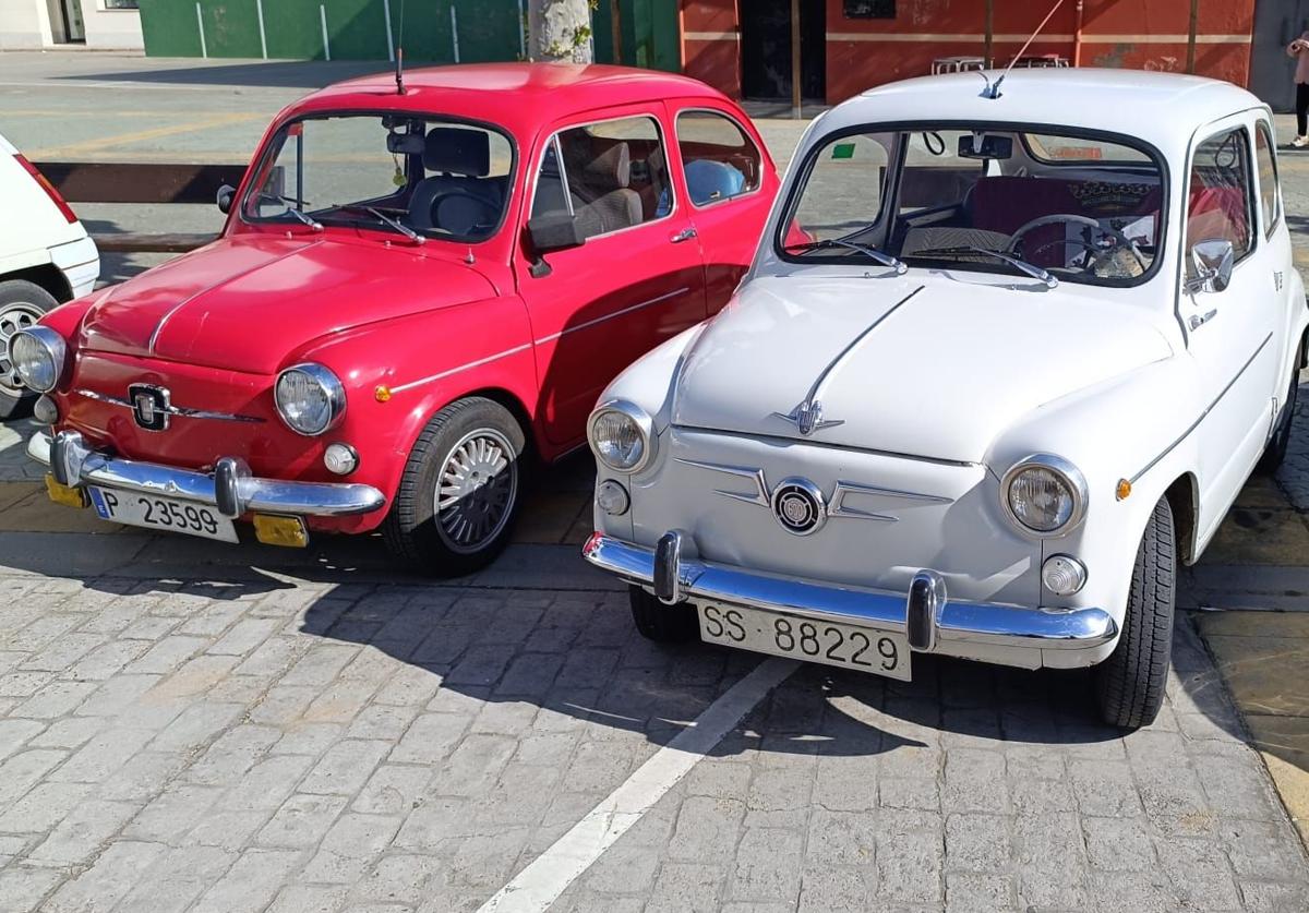 Imagen principal - Un desfile de coches clásicos para Hospital de Órbigo