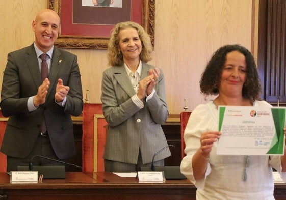 Una alumna recibe su diploma de manos de la infanta Elena.