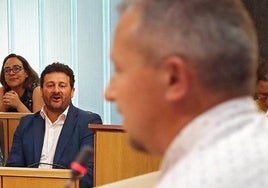 El exalcalde, Manuel García (c), del PP, durante el discurso de investidura del actual alcalde de Villaquilambre, Jorge Pérez.