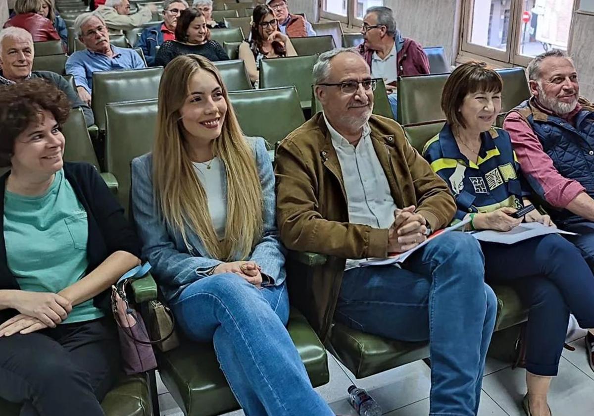 Claudia Alba junto a Olegario Ramón.