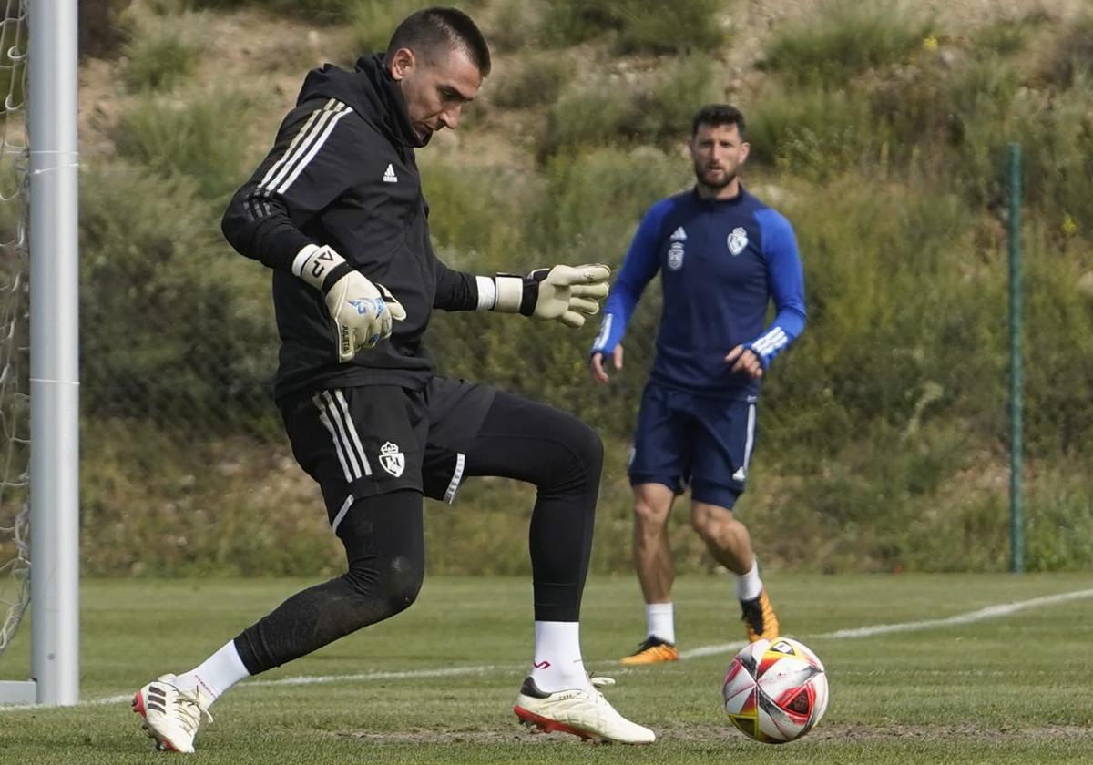 Andrés Prieto, portero de la Deportiva, en un entrenamiento durante esta semana.