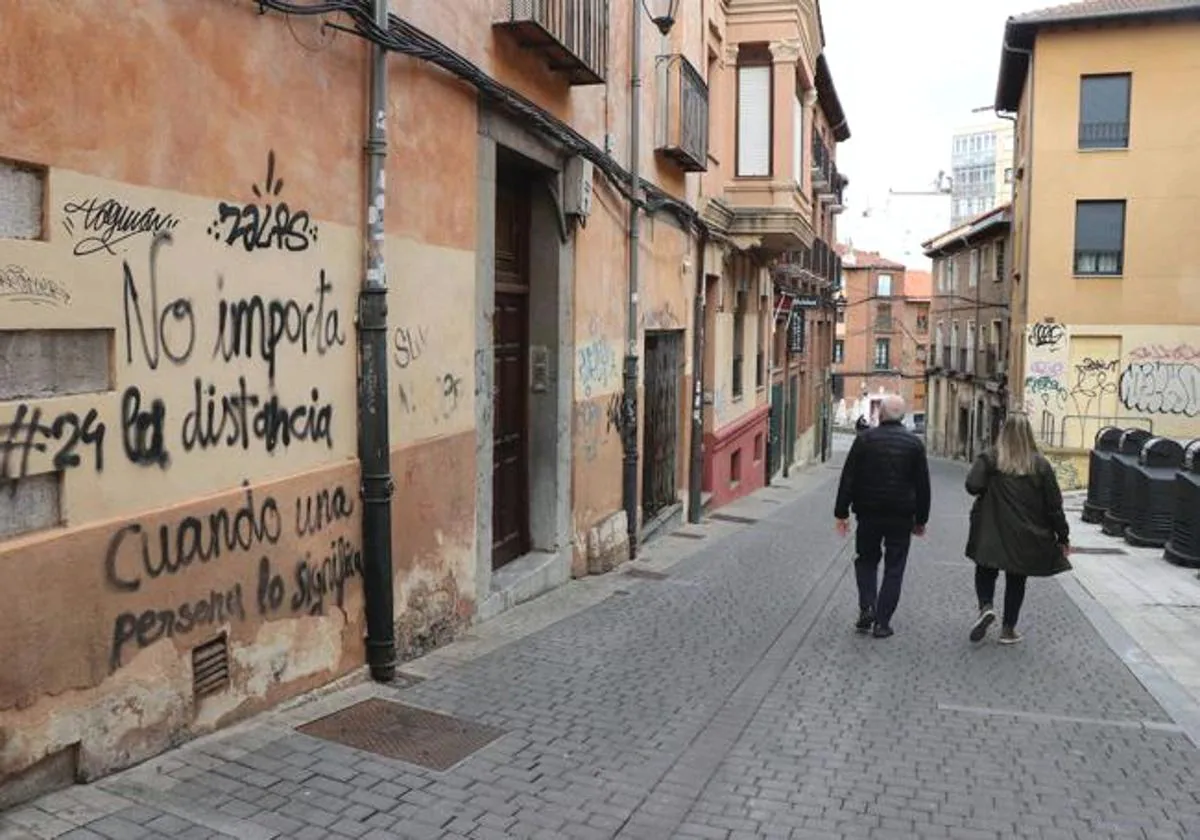 Imagen de archivo de dos personas paseando por el centro del León.