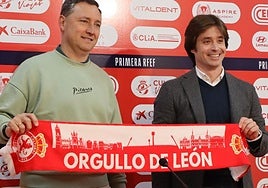 Raúl Llona posa junto al director deportivo de la Cultural, José Manzanera.