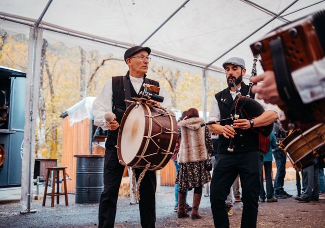 El grupo de música tradicional Los Fuérganos amenizó la feria