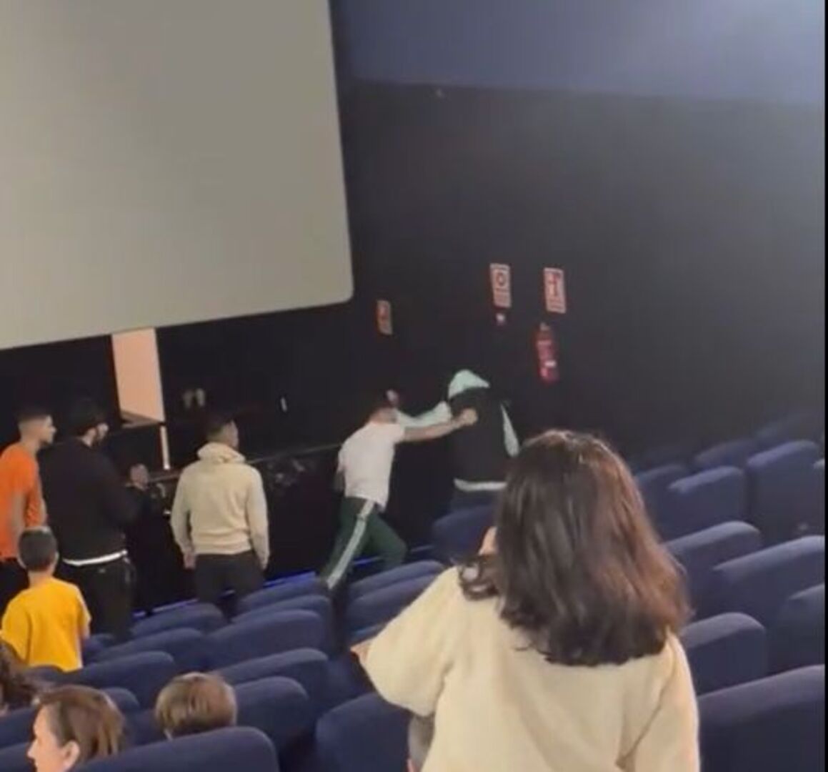 Antonio Barrul la emprende a golpes en un cine