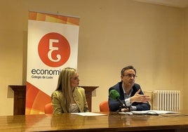 María Díez Revilla, decana del Colegio de Economistas de León, junto a Gerardo Domínguez, secretario.