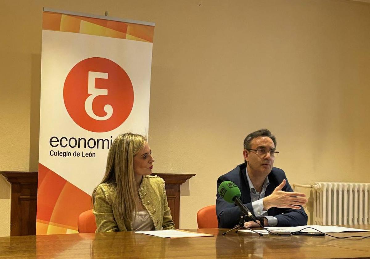 María Díez Revilla, decana del Colegio de Economistas de León, junto a Gerardo Domínguez, secretario.