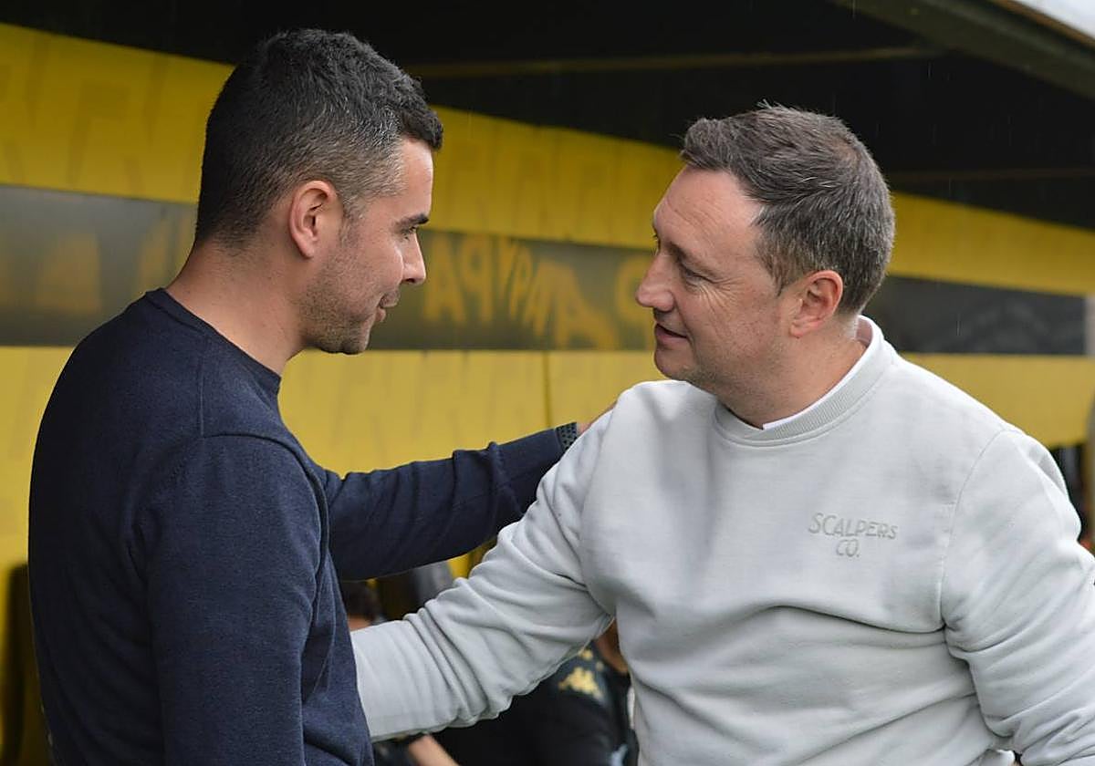Raúl Llona saluda al técnico del Real Unión, Fran Justo.