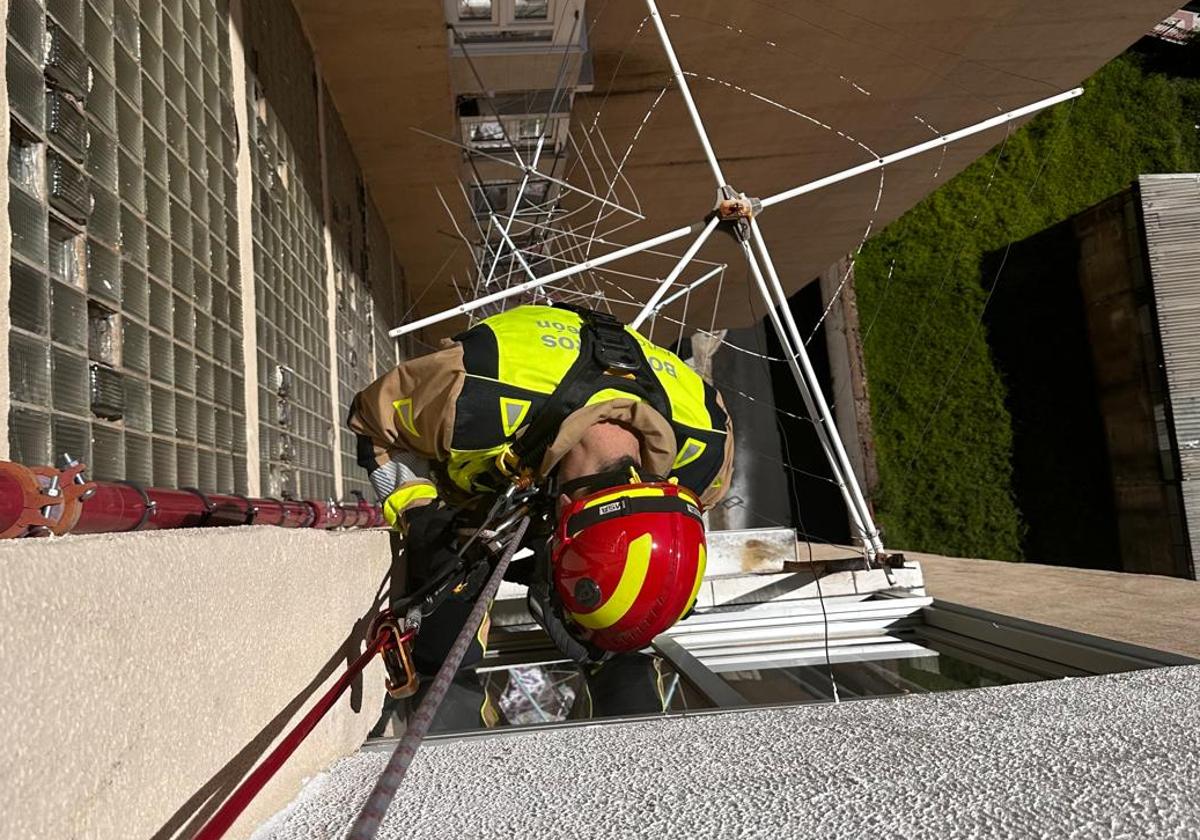 Un bomberos de León accediendo a la vivienda.