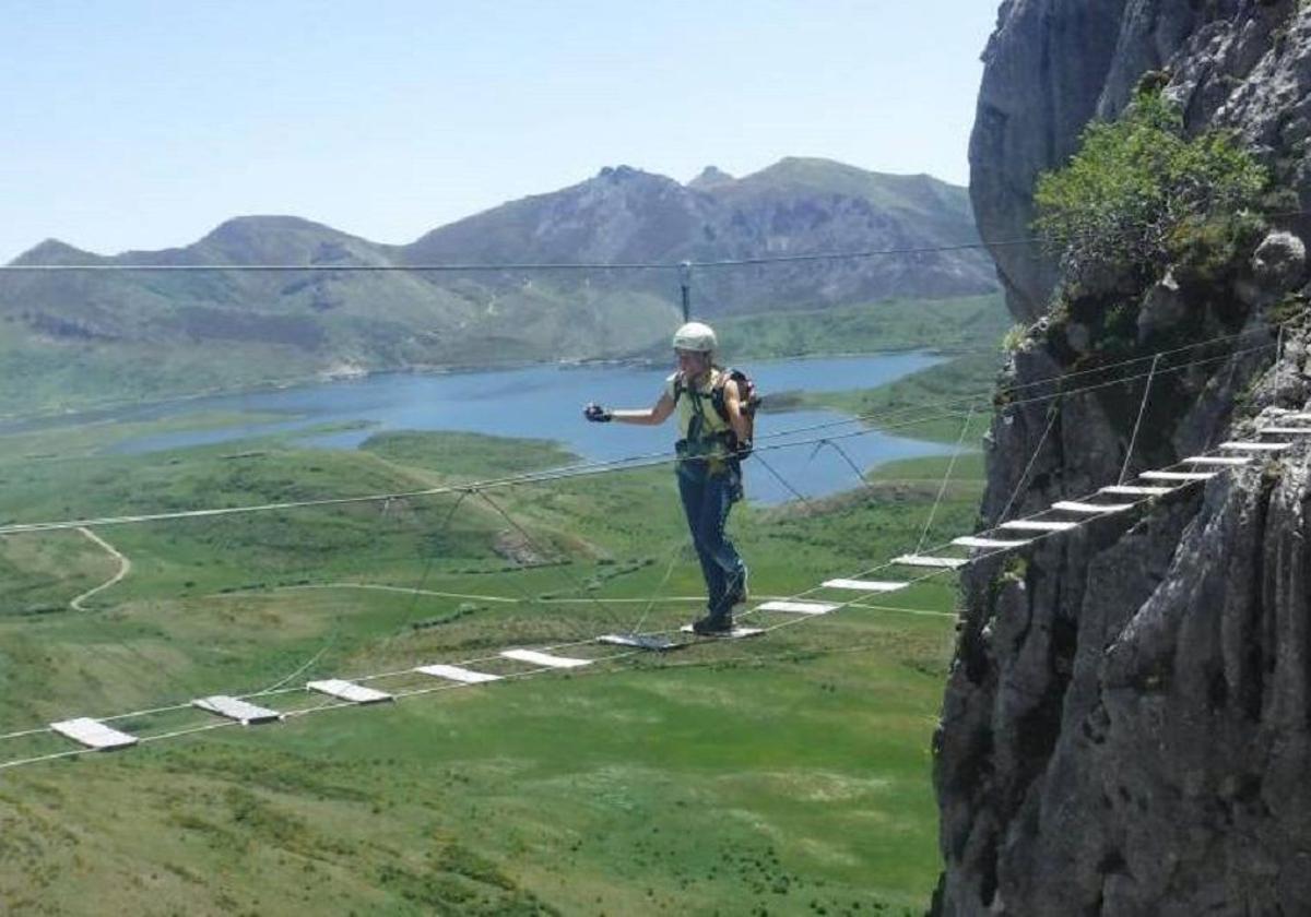 La ULE programa una excursión a la vía ferrata y la tirolina de Arbás