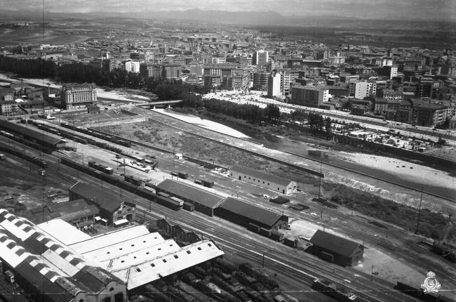 Solares de la Estación. 1959. En el centro el Bernesga, a la izquierda el Edificio don Valentín.