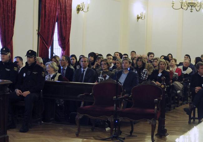 La sala de vistas se llenaba de gente para asistir a cada una de las sesiones del juicio.