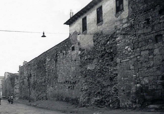 Carreras Caddesi'nde küpler yok.  20. yüzyılın ortaları.