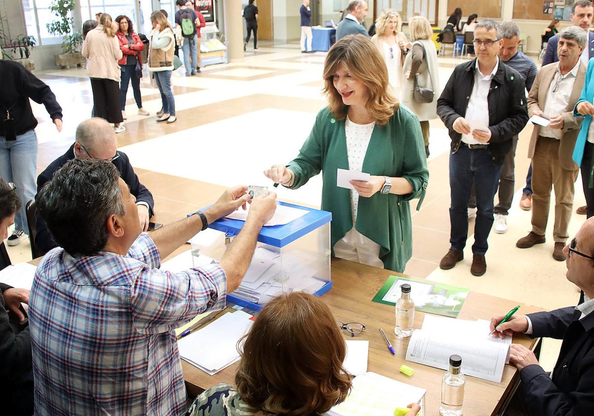 La nueva rectora de la Universidad de León, Nuria González, deposita su voto.