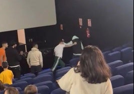 Momento de la pelea en el cine.