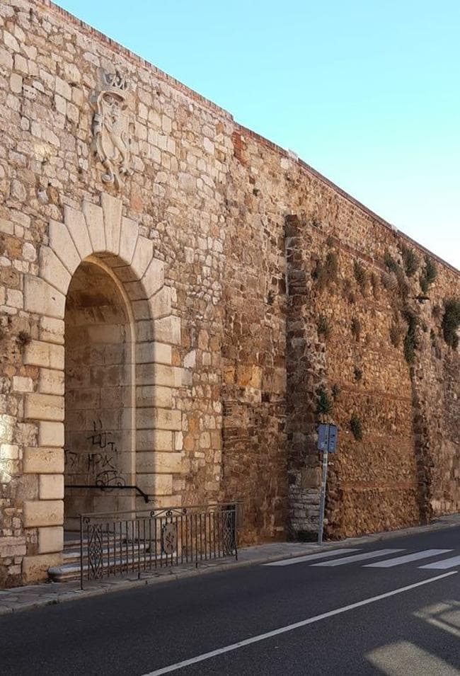 Puerta de San Albito, Carreras Caddesi'nin yayalaştırılmasından önce.