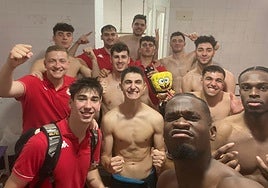 Los jugadores de la Cultural celebran el triunfo ante Aridane.