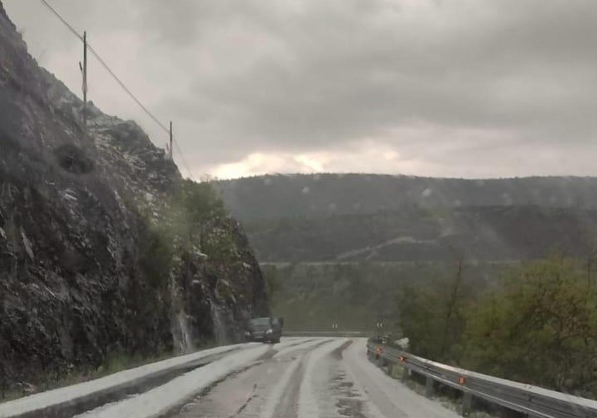 Una enorme tormenta de granizo colapsa las carreteras de León