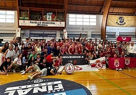 La Cultural celebra el ascenso con su afición.