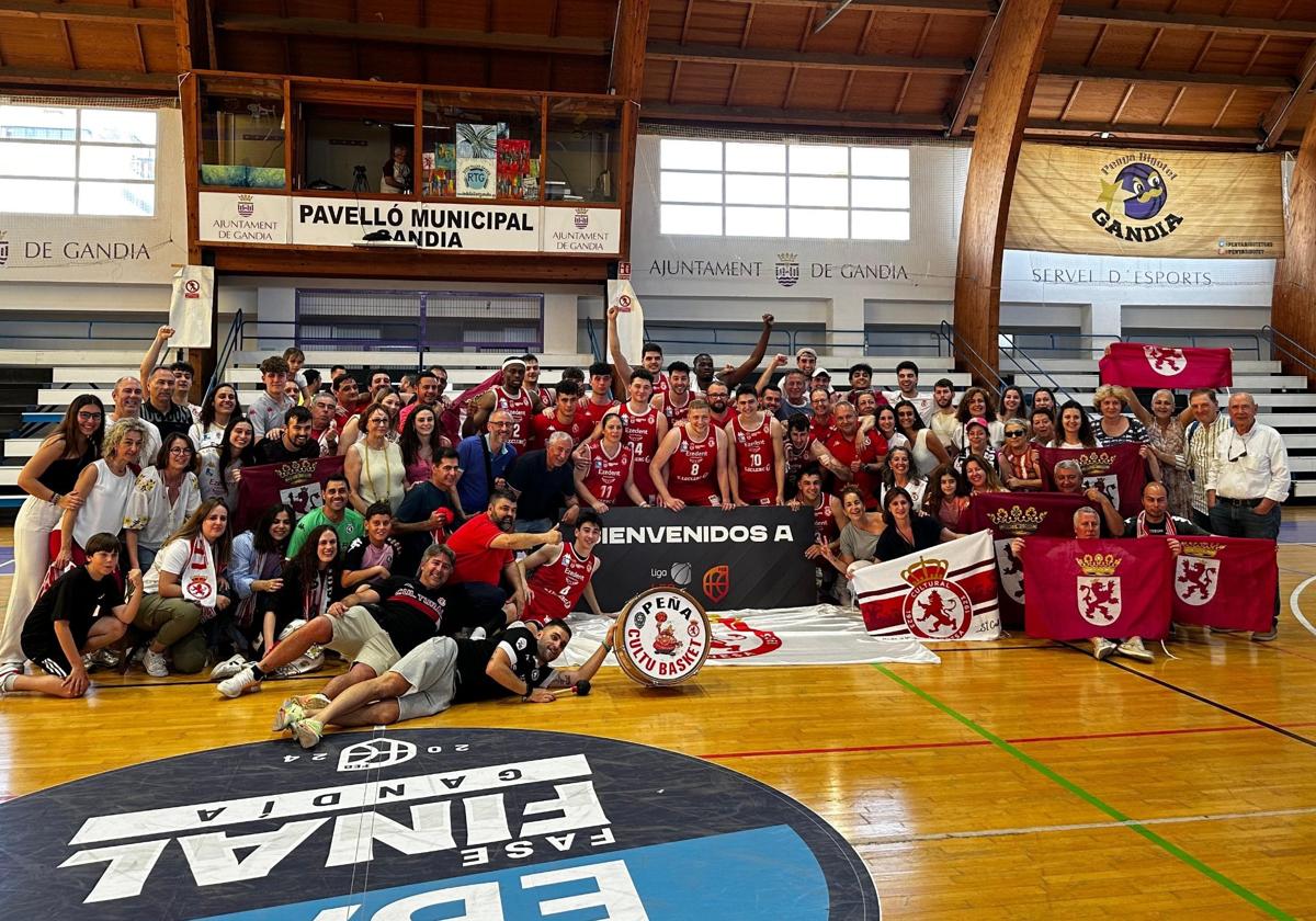 La Cultural celebra el ascenso con su afición.