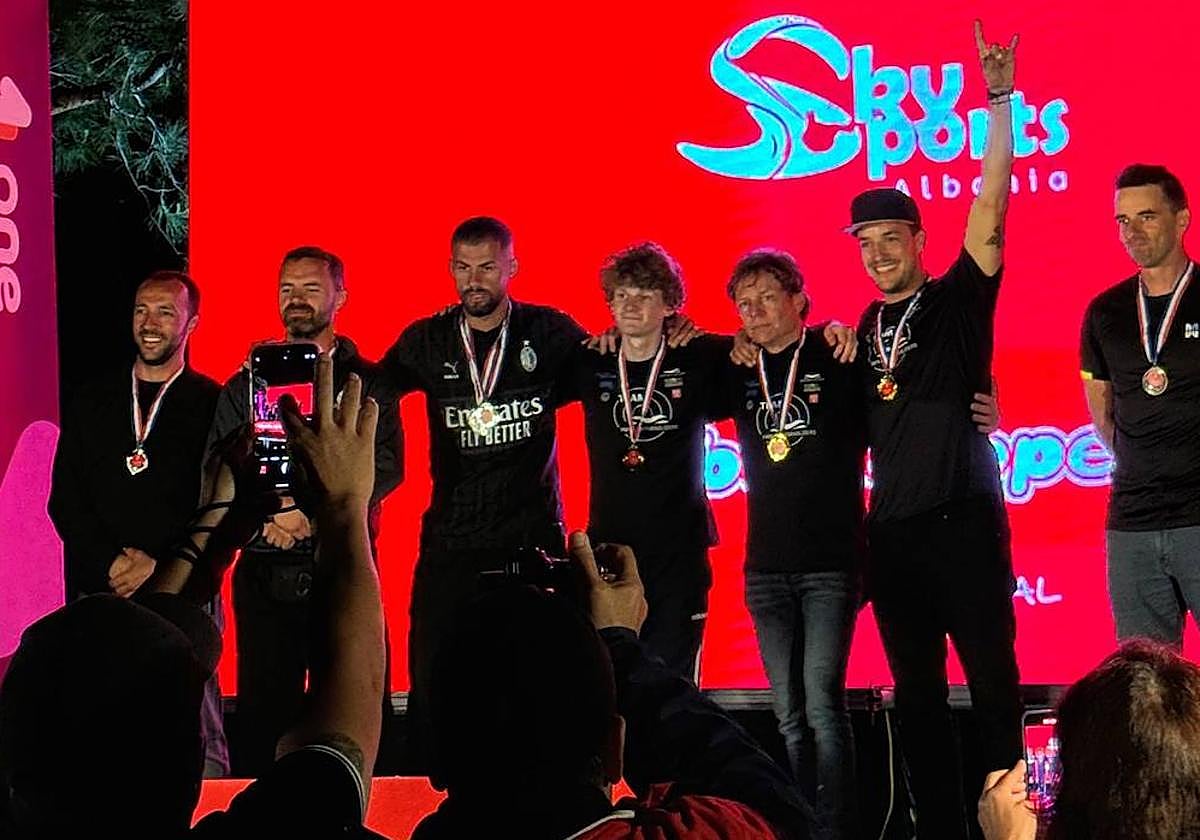 Víctor Rodríguez 'Moncho', a la derecha, en el podio.