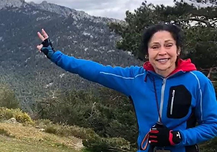 Ana López en un recorrido por la montaña tras nueve meses de recuperación de un grave accidente en León.