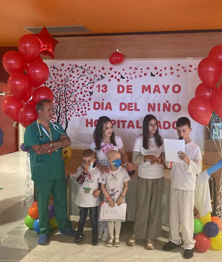 Imagen secundaria 2 - Globos y cuentos para conmemorar el Día del Niño Hospitalizado en León