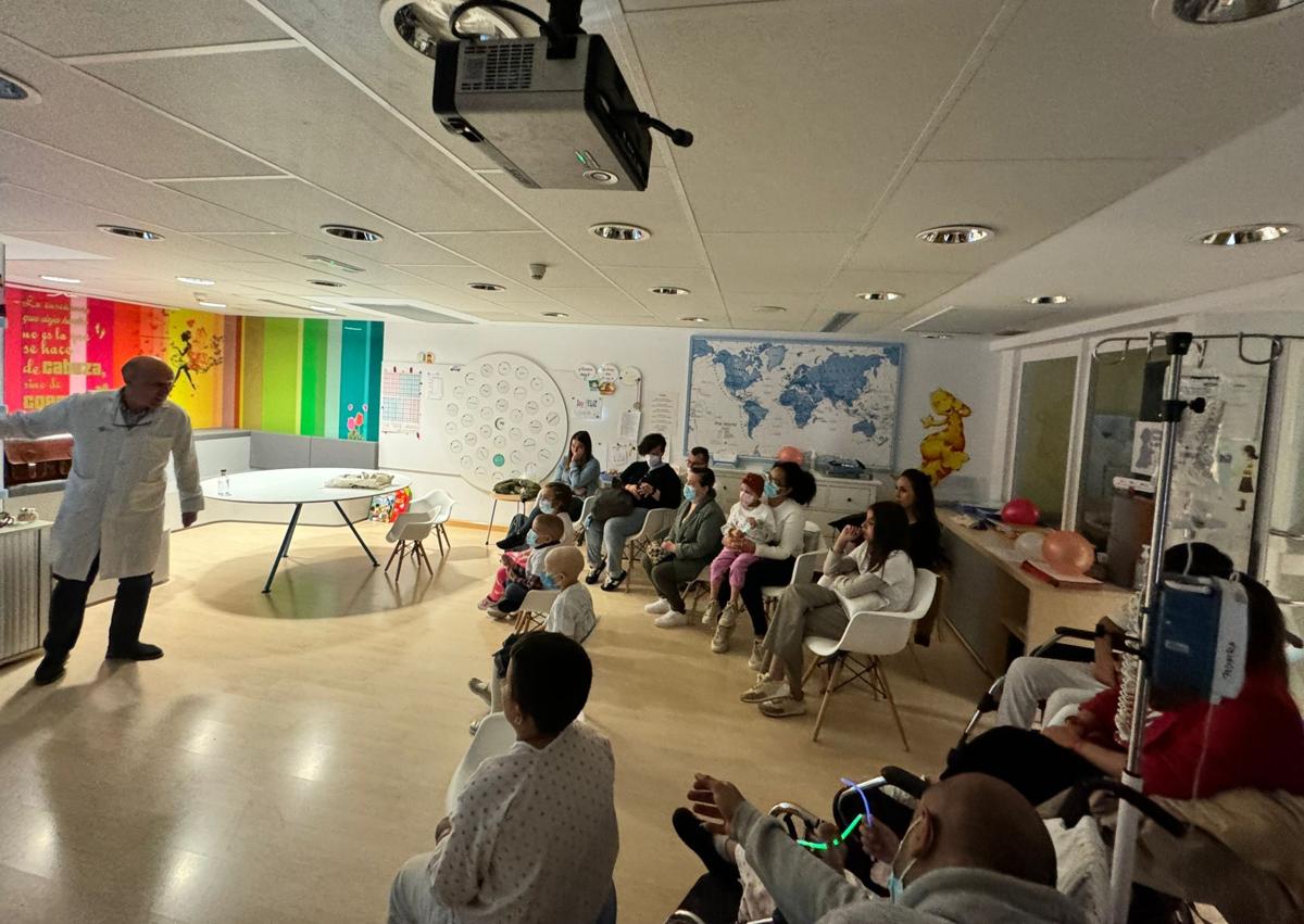 Imagen secundaria 1 - Globos y cuentos para conmemorar el Día del Niño Hospitalizado en León
