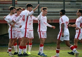 Los jugadores del Júpiter celebran un gol.