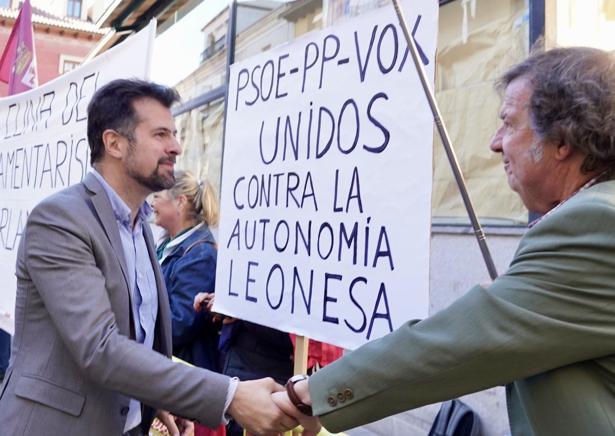 Imagen secundaria 1 - Concentración de Conceyu antes del acto.