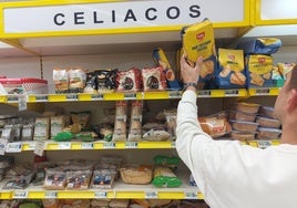 Javier Mendoza hace la compra en una zona con productos para celiacos.