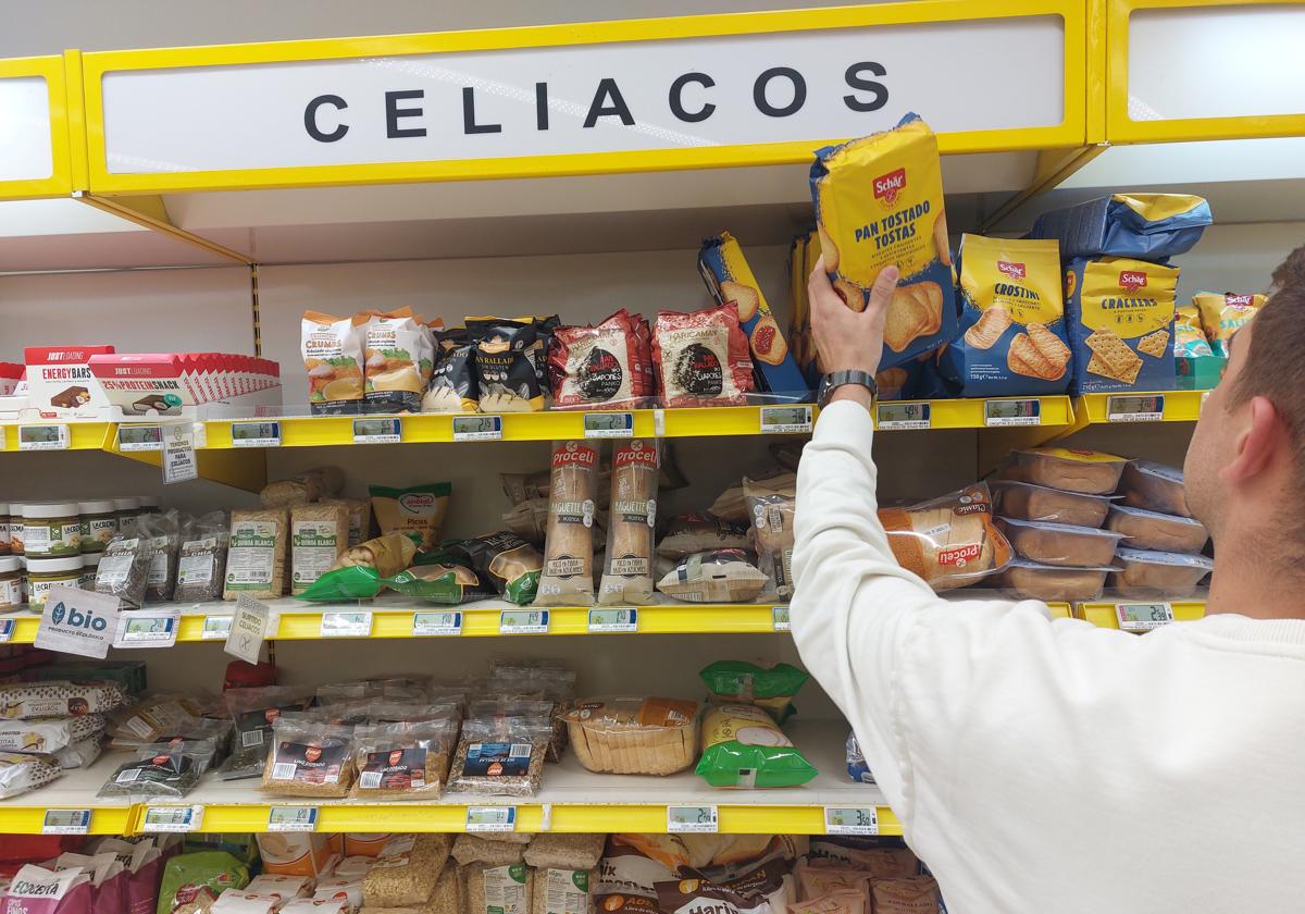 Javier Mendoza hace la compra en una zona con productos para celiacos.