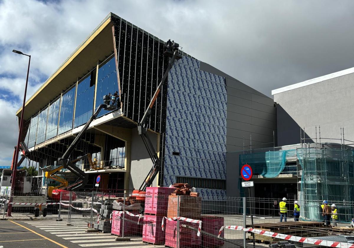 Obras en el Palacio de los Deportes de León.