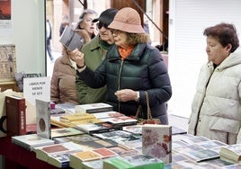 Los pregoneros de la Feria junto al alcalde y la concejala en la Feria del Libro de León